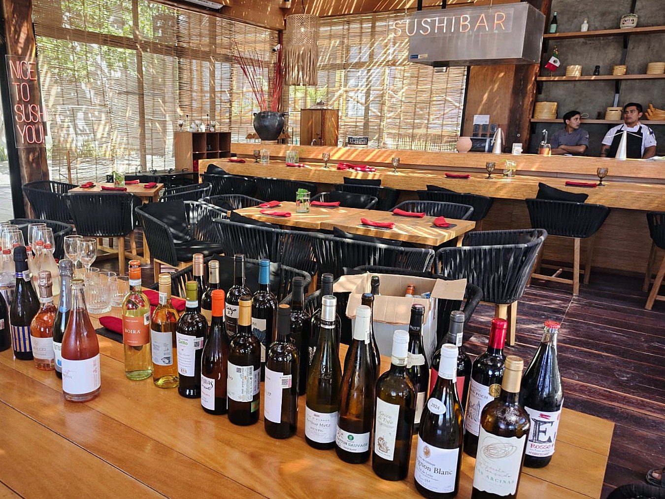 Mesa de degustación preparada en un restaurante