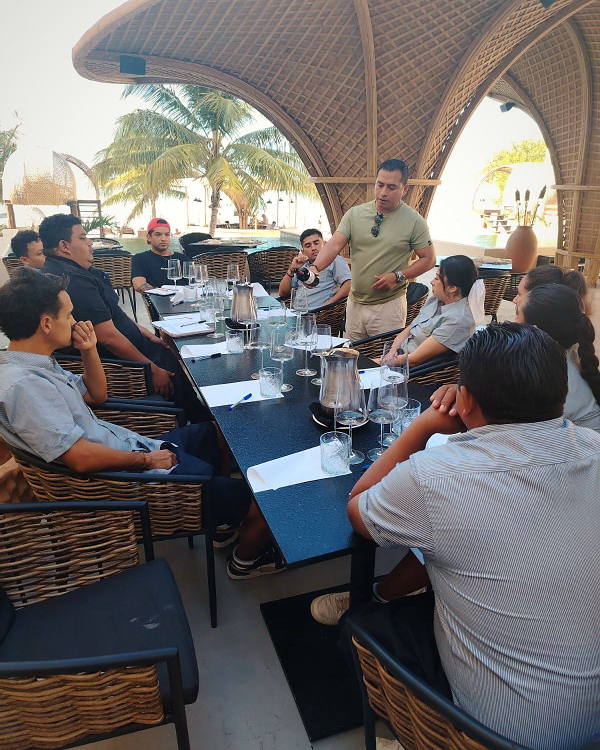 Presentación de vinos al equipo de un hotel frente al mar